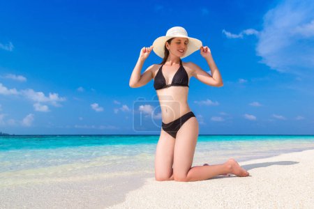 Foto de Sexy hermosa mujer tendida en la playa tropical de lujo en un día soleado de verano - Imagen libre de derechos