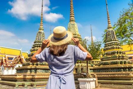 Foto de Viajera en Wat Pho Temple en Bangkok en un día de verano - Imagen libre de derechos