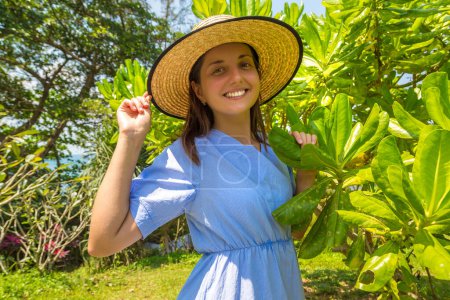 Téléchargez les photos : Sexy belle femme debout près du palmier à luxe plage tropicale resort - en image libre de droit