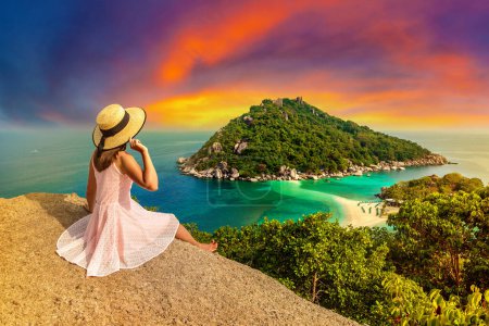 Téléchargez les photos : Voyageuse portant une robe rose et un chapeau de paille à l'île de Nang Yuan, Koh Tao, Thaïlande dans une journée d'été - en image libre de droit