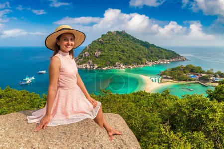 Foto de Mujer viajera con vestido rosa y sombrero de paja en la isla de Nang Yuan, Koh Tao, Tailandia en un día de verano - Imagen libre de derechos