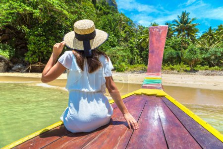 Téléchargez les photos : Joyeux voyageur femme relaxant sur le bateau près de l'île tropicale - en image libre de droit