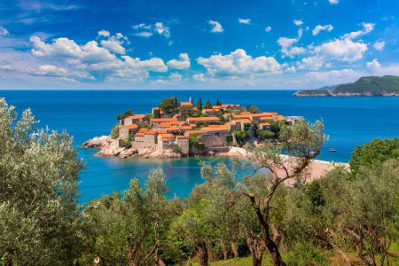 Foto de Sveti Stefan isla en Budva en un hermoso día de verano, Montenegro - Imagen libre de derechos