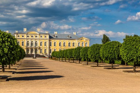 Téléchargez les photos : Jardin à Rundale Palace par une belle journée d'été, Lettonie - en image libre de droit