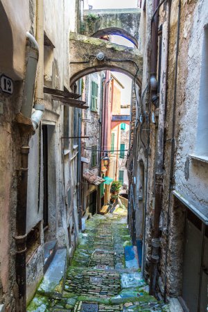 Téléchargez les photos : Vieille rue médiévale de San Remo par une belle journée d'été, Italie - en image libre de droit
