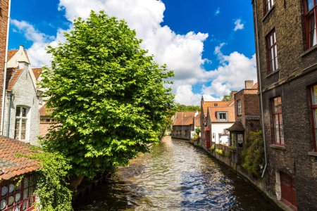 Foto de Casas a lo largo del canal en Brujas en un hermoso día de verano, Bélgica - Imagen libre de derechos