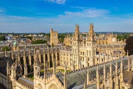 Vue aérienne panoramique du All Souls College, Oxford University, Oxford par une belle journée d'été, Angleterre, Royaume-Uni

