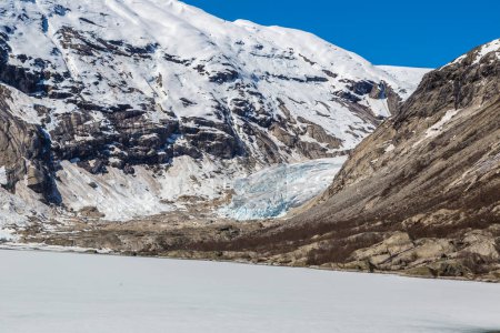 Téléchargez les photos : Glacier Nigardsbreen à Nigardsvatnet Parc national Jostedalsbreen en Norvège par une journée ensoleillée - en image libre de droit