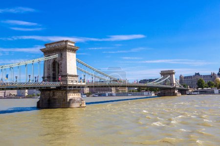 Foto de Puente de la cadena Szechenyi en Budapest en Hungría en un hermoso día de verano - Imagen libre de derechos