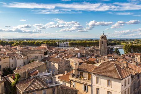 Foto de Vista panorámica aérea de Arles, Francia en un hermoso día de verano - Imagen libre de derechos