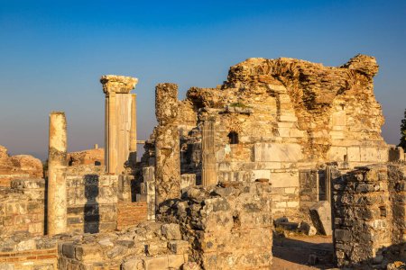 Foto de Ruinas de la antigua ciudad Éfeso, la antigua ciudad griega en Turquía, en un hermoso día de verano - Imagen libre de derechos