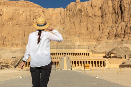 Téléchargez les photos : Femme voyageuse au Temple de la Reine Hatchepsout, Vallée des Rois, Egypte - en image libre de droit
