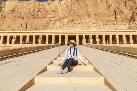 Foto de Woman traveler at Temple of Queen Hatshepsut, Valley of the Kings, Egypt - Imagen libre de derechos