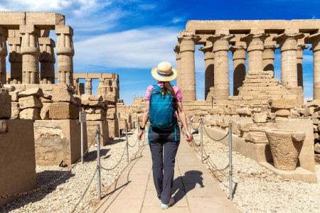 Téléchargez les photos : Woman tourist at Luxor Temple in a sunny day, Luxor, Egypt - en image libre de droit