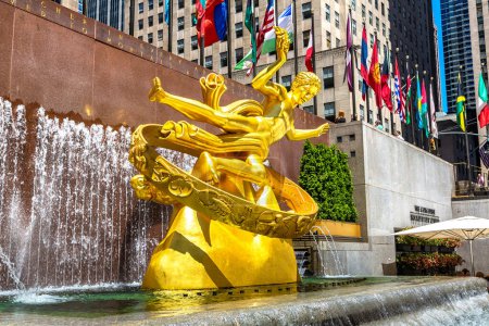 Foto de NUEVA YORK CITY, Estados Unidos - 15 de marzo de 2020: Estatua de Prometeo en el Rockefeller Center en Manhattan, Nueva York, Estados Unidos - Imagen libre de derechos