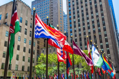Téléchargez les photos : NEW YORK CITY, États-Unis - 15 MARS 2020 : Drapeaux internationaux au Rockefeller Center de Manhattan, New York, États-Unis - en image libre de droit