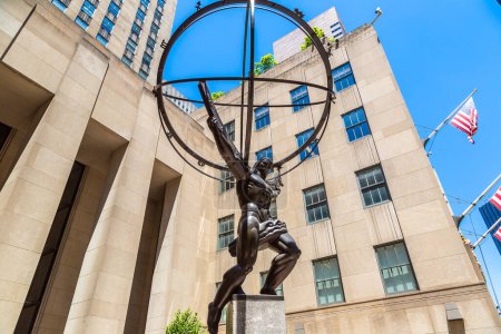 Téléchargez les photos : NEW YORK CITY, États-Unis - 15 MARS 2020 : Statue Atlas au Rockefeller Center de Manhattan, New York, États-Unis - en image libre de droit