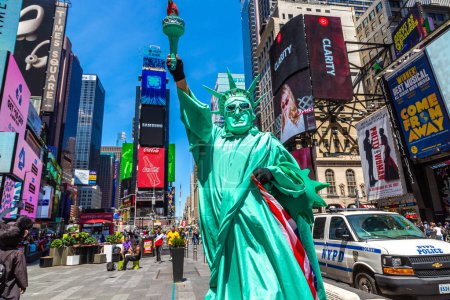 Foto de NUEVA YORK CITY, Estados Unidos - 15 de marzo de 2020: Artista callejero disfrazado de Estatua de la Libertad en Times Square, Nueva York, Estados Unidos - Imagen libre de derechos