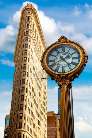 Foto de NUEVA YORK CITY, Estados Unidos - 15 de marzo de 2020: 5th Avenue Clock y Flatiron Building en Nueva York, Estados Unidos - Imagen libre de derechos