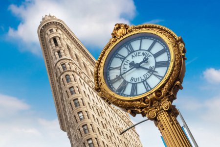 Foto de NUEVA YORK CITY, Estados Unidos - 15 de marzo de 2020: 5th Avenue Clock y Flatiron Building en Nueva York, Estados Unidos - Imagen libre de derechos
