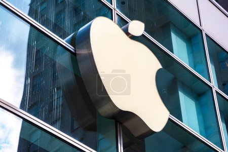 Foto de NUEVA YORK CITY, EE.UU. - 15 DE MARZO DE 2020: Logo de Apple Store en Apple Fifth Avenue en Nueva York, NY, EE.UU. - Imagen libre de derechos