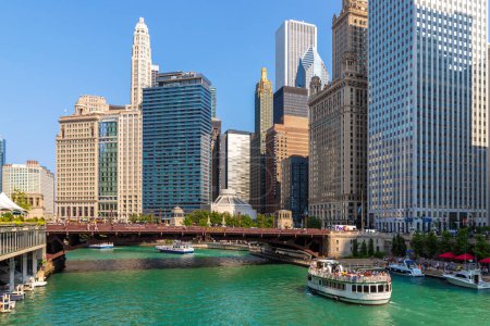 Foto de CHICAGO, Estados Unidos - 29 de marzo de 2020: Río y puente de Chicago en Chicago, Illinois, Estados Unidos - Imagen libre de derechos