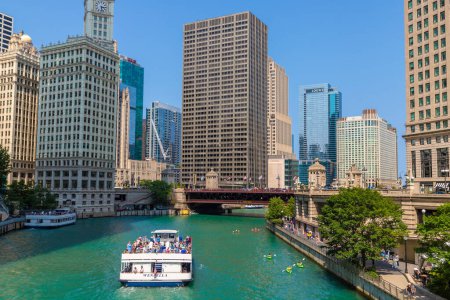 Téléchargez les photos : CHICAGO, États-Unis - 29 MARS 2020 : Chicago rivière et pont à Chicago, Illinois, États-Unis - en image libre de droit
