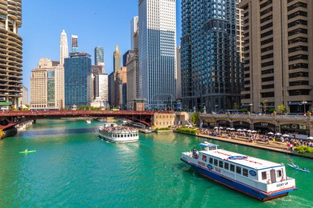 Foto de CHICAGO, Estados Unidos - 29 de marzo de 2020: Crucero turístico por el río Chicago en Chicago, Illinois, Estados Unidos - Imagen libre de derechos