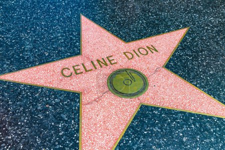 Foto de LOS ÁNGELES, HOLLYWOOD, Estados Unidos - 29 DE MARZO DE 2020: Celine Dion protagoniza el Paseo de la Fama de Hollywood en Los Ángeles, California, Estados Unidos - Imagen libre de derechos