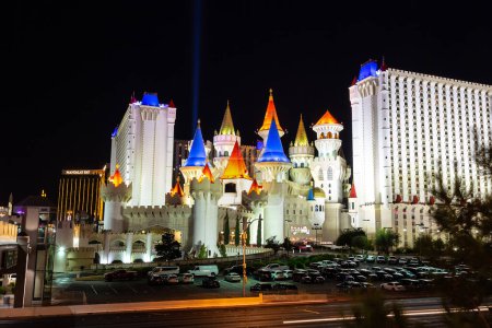 Téléchargez les photos : LAS VEGAS, USA - 29 MARS 2020 : Excalibur Hotel & Casino la nuit à Las Vegas, Nevada, USA - en image libre de droit