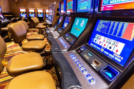 Foto de LAS VEGAS, Estados Unidos - 29 de marzo de 2020: Máquina tragaperras de casino en Caesars Palace Las Vegas Hotel and Casino en Las Vegas, Nevada, Estados Unidos - Imagen libre de derechos