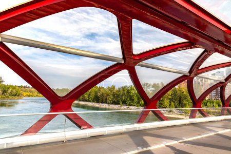 Téléchargez les photos : CALGARY, CANADA - LE 2 AVRIL 2020 : Pont Peace traversant la rivière Bow à Calgary par une journée ensoleillée, Canada - en image libre de droit