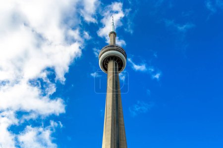 Téléchargez les photos : TORONTO, CANADA - APRIL 2, 2020: CN Tower in Toronto in a sunny day, Ontario, Canada - en image libre de droit