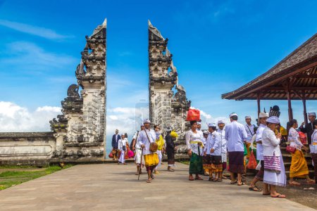 Téléchargez les photos : BALI, INDONÉSIE - 27 FÉVRIER 2020 : Ancienne porte du temple Pura Penataran Agung Lempuyang et du volcan Agung à Bali, Indonésie par une journée ensoleillée - en image libre de droit