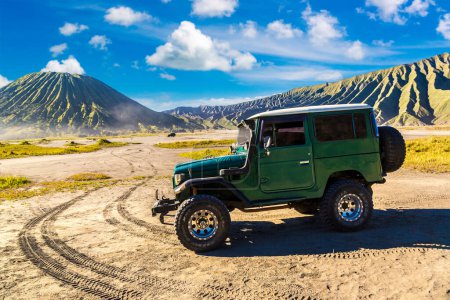 Téléchargez les photos : JAVA-EST, INDONÉSIE - 27 FÉVRIER 2020 : Touristes Jeep 4x4 à louer au Mont volcan Bromo, île de Java, Indonésie - en image libre de droit