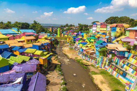 Téléchargez les photos : MALANG, INDONÉSIE - 27 FÉVRIER 2020 : Vue du village coloré de Jodipan (Kampung Warna Warni) à Malang, Java Est, Indonésie - en image libre de droit