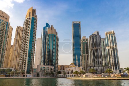 Téléchargez les photos : DUBAI, Émirats arabes unis - 5 AVRIL 2020 : Dubai Marina par une journée ensoleillée, Dubaï, Émirats arabes unis - en image libre de droit