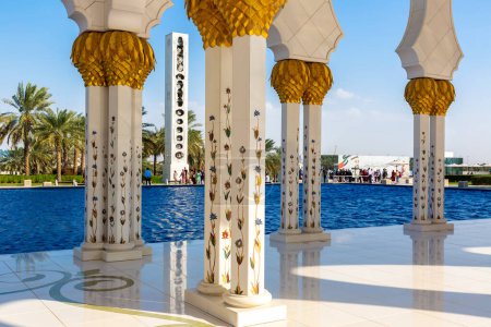 Téléchargez les photos : ABU DHABI, ÉMIRATS ARABES UNIS - 31 JANVIER 2019 : Grande mosquée Cheikh Zayed à Abu Dhabi dans une journée d'été, Émirats arabes unis - en image libre de droit