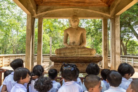 Téléchargez les photos : ANURADHAPURA, SRI LANKA - 12 FÉVRIER 2020 : Statue de Bouddha Samadhi au Musée archéologique d'Anuradhapura au Sri Lanka - en image libre de droit