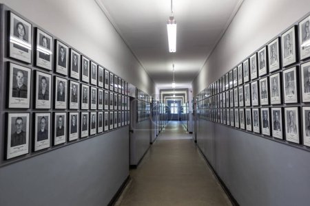 Foto de OSWIECIM, POLONIA - 7 de septiembre de 2022: Galería de fotos de prisioneros en el campo de concentración de Auschwitz en un día soleado, Oswiecim, Polonia - Imagen libre de derechos
