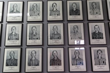 Téléchargez les photos : OSWIECIM, POLOGNE - 7 SEPTEMBRE 2022 : Galerie photos de prisonniers dans le camp de concentration d'Auschwitz par une journée ensoleillée, Oswiecim, Pologne - en image libre de droit