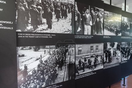 Foto de OSWIECIM, POLONIA - 7 de septiembre de 2022: Exposición fotográfica en el campo de concentración de Auschwitz en un día soleado, Oswiecim, Polonia - Imagen libre de derechos