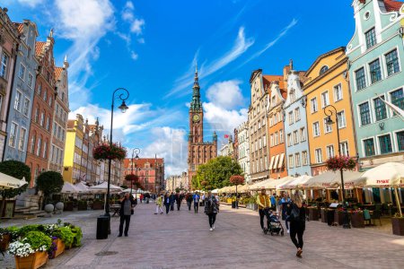 Foto de GDANSK, POLONIA - 7 de septiembre de 2022: Calle en un casco antiguo y Ayuntamiento en Gdansk, Polonia - Imagen libre de derechos