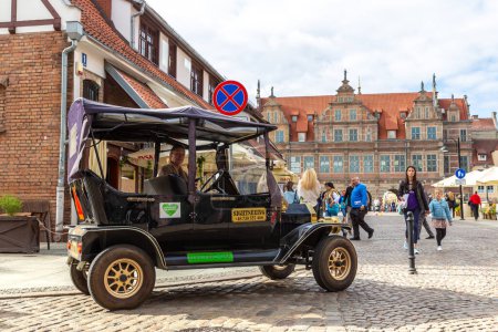 Téléchargez les photos : GDANSK, POLOGNE - 7 SEPTEMBRE 2022 : Voiture rétro vintage pour une visite guidée dans une belle vieille ville de Gdansk, Pologne - en image libre de droit
