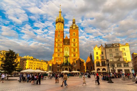 Téléchargez les photos : KRAKOW, POLOGNE - 9 SEPTEMBRE 2022 : Basilique Sainte-Marie sur la place principale de Cracovie à Cracovie au coucher du soleil, Pologne - en image libre de droit