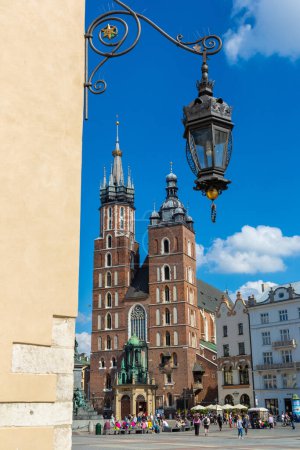 Téléchargez les photos : KRAKOW, POLOGNE - 9 SEPTEMBRE 2022 : Eglise de la basilique Sainte-Marie sur la place principale de Cracovie à Cracovie, Pologne - en image libre de droit