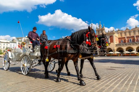 Téléchargez les photos : KRAKOW, POLOGNE - 9 SEPTEMBRE 2022 : Chariots à cheval sur la place principale de Cracovie, Pologne - en image libre de droit