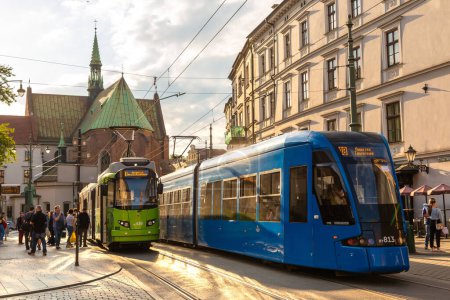 Téléchargez les photos : KRAKOW, POLOGNE - 11 SEPTEMBRE 2022 : Tram moderne dans le centre-ville de Cracovie, Pologne - en image libre de droit