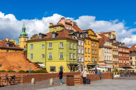 Photo for WARSAW, POLAND - SEPTEMBER 19, 2022: Old town sqare in Warsaw in a sunny day Warsaw, Poland - Royalty Free Image