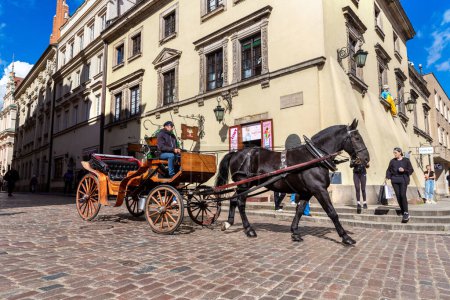 Téléchargez les photos : WARSAW, POLOGNE - 19 SEPTEMBRE 2022 : Chariot vintage dans la vieille ville par une journée ensoleillée, Varsovie, Pologne - en image libre de droit